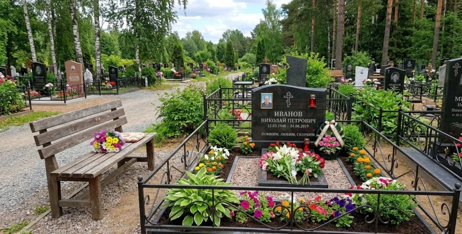 skameyka-na-mogile-blagoustroystvo